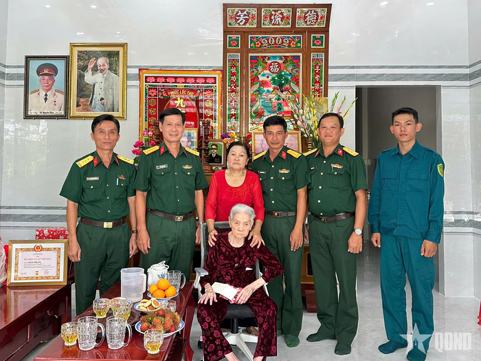 Đoàn công tác chụp ảnh lưu niệm cùng Anh hùng LLVT nhân dân Phạm Thị Bay.