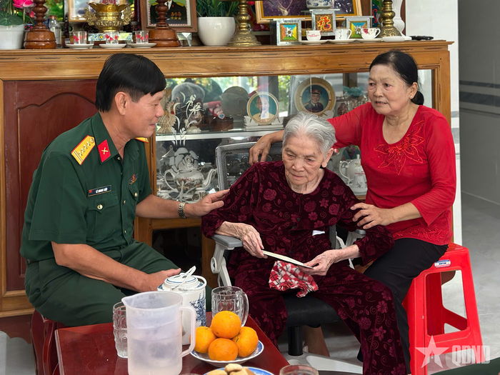 Đại tá Lê Quang Luật, Phó chính ủy Bộ CHQS tỉnh Cà Mau đến thăm, tặng quà Anh hùng LLVT nhân dân Phạm Thị Bay, ngụ tại ấp Rau Dừa B, xã Hưng Mỹ.