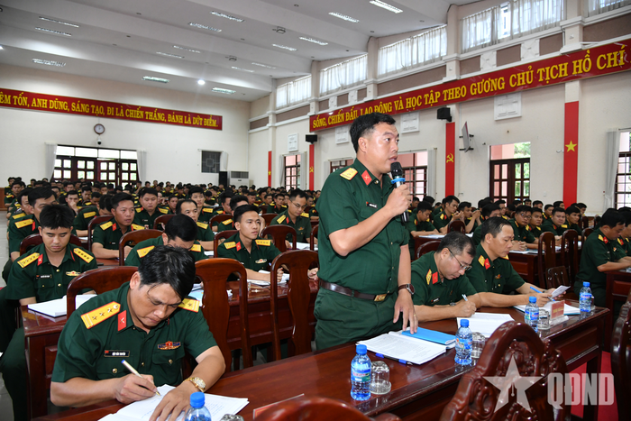 Phát biểu ý kiến tại hội nghị.