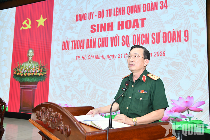 Trung tướng Lê Minh Quang, Bí thư Đảng ủy, Chính ủy Quân đoàn 34 phát biểu tại hội nghị.