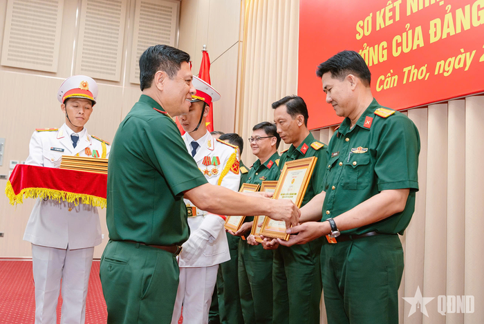 Thiếu tướng Huỳnh Văn Ngon trao thưởng các tác giả, nhóm tác giả đoạt giải B, giải C Cuộc thi chính luận về bảo vệ nền tảng tư tưởng của Đảng lần thứ 6 năm 2026.