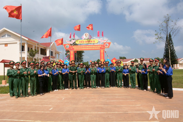 Cán bộ, chiến sĩ Trung đoàn 95 và đoàn viên, thanh niên địa phương giao lưu trong khuôn viên đơn vị.