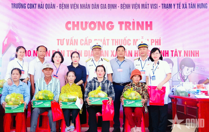 Đoàn công tác trao quà tặng các gia đình chính sách.