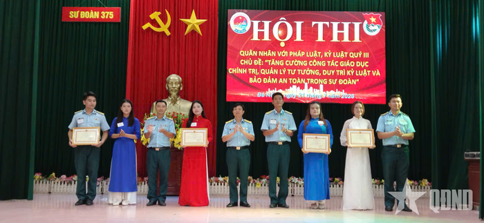 Đại tá Hoàng Phi Trường, Ủy viên Thường vụ, Phó chính ủy Sư đoàn trao giải tặng các đội. 