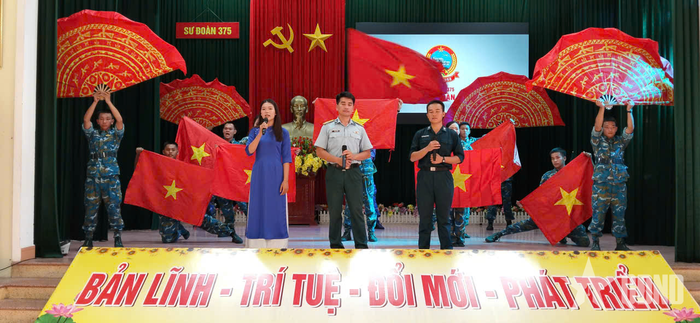 Phần thi chào hỏi của đội Trung đoàn 290. 