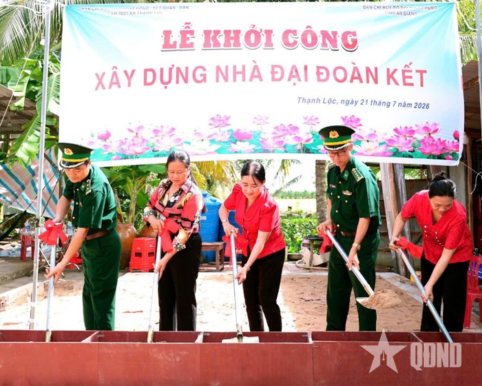 Bộ đội Biên phòng tỉnh An Giang và chính quyền địa phương thực hiện nghi thức khởi công xây nhà "Đại đoàn kết" tặng gia đình khó khăn tại xã Thạnh Lộc.