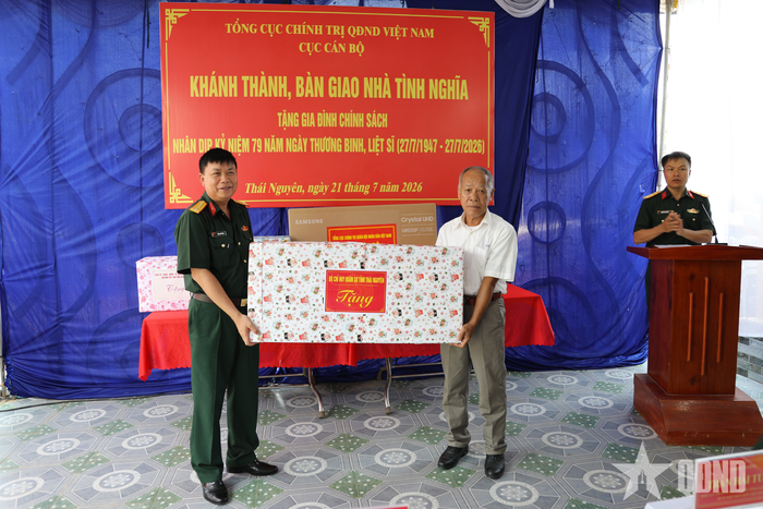 Đại tá Trần Viết Năng, Chính ủy Bộ CHQS tỉnh Thái Nguyên trao quà của Bộ CHQS tỉnh tặng gia đình.