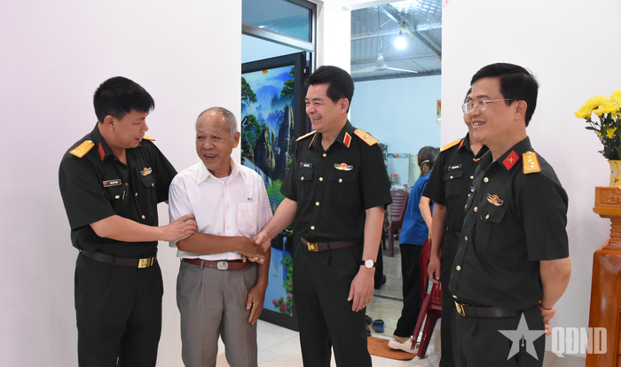 Thiếu tướng Trần Hải Tuấn và các đại biểu trò chuyện, chúc mừng gia đình ông Hoàng Anh Phòng.