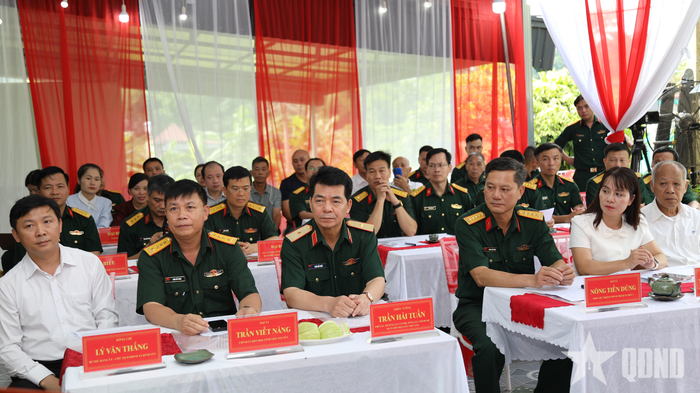 Các đại biểu dự khánh thành và bàn giao nhà.