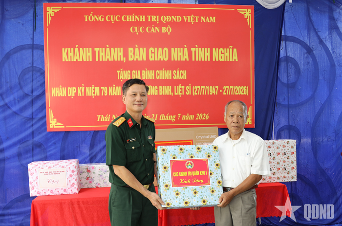 Đại tá Nông Tiến Dũng, Phó chủ nhiệm Chính trị Quân khu 1 trao quà của Cục Chính trị (Quân khu 1) tặng gia đình.