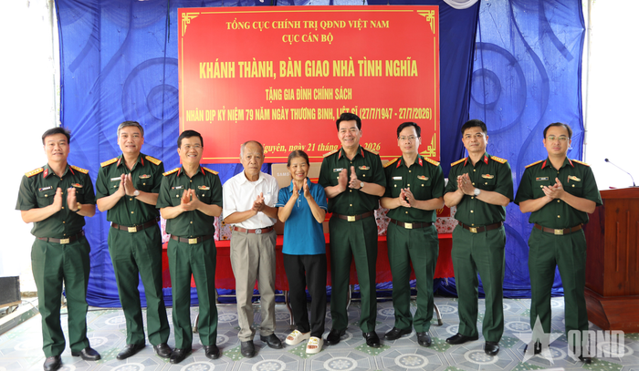 Thiếu tướng Trần Hải Tuấn và đoàn công tác Cục Cán bộ chúc mừng gia đình ông Hoàng Anh Phòng về nhà mới.