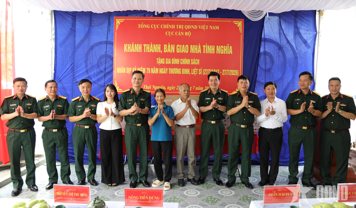 Thiếu tướng Trần Hải Tuấn cùng các đại biểu Cục Chính trị, Quân khu 1 và Bộ CHQS tỉnh Thái Nguyên chúc mừng gia đình ông Hoàng Anh Phòng.