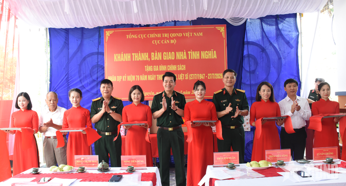 Thiếu tướng Trần Hải Tuấn và các đại biểu cắt băng khánh thành ngôi nhà.