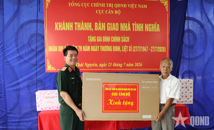 Thiếu tướng Trần Hải Tuấn, Phó cục trưởng Cục Cán bộ trao quà tặng gia đình ông Hoàng Anh Phòng.