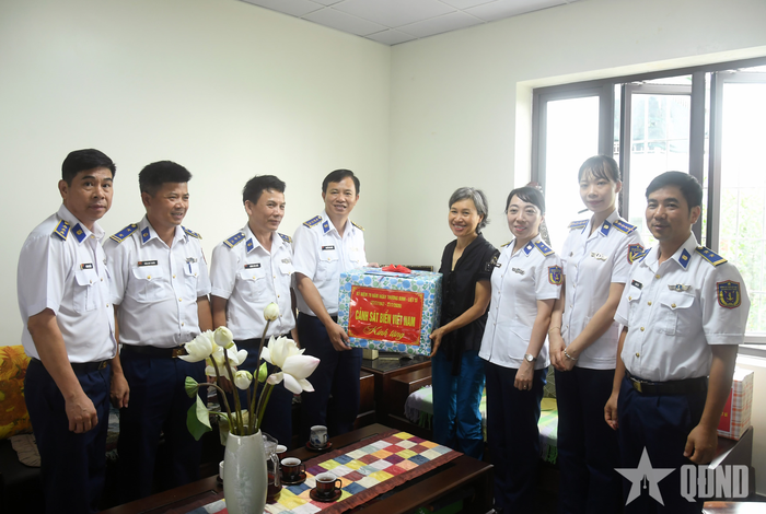 Đoàn công tác Cảnh sát biển Việt Nam thăm, tặng quà gia đình liệt sĩ Đoàn Đức Thắng.