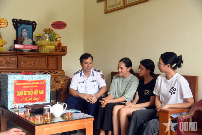 Đại tá Nguyễn Văn Hiển thăm, động viên gia đình liệt sĩ Phạm Văn Huy.