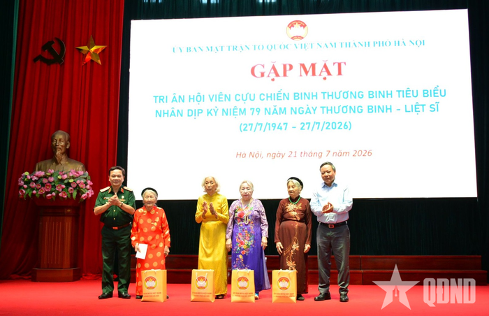 Trung tướng Khuất Việt Dũng và đồng chí Nguyễn Văn Phong trao quà tri ân tặng đại diện các Bà mẹ Việt Nam anh hùng của TP Hà Nội.