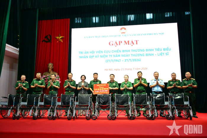 Lãnh đạo TP Hà Nội và lãnh đạo Hội Cựu chiến binh Việt Nam trao xe lăn tặng các đại diện hội cựu chiến binh các phường, xã trực thuộc TP Hà Nội.