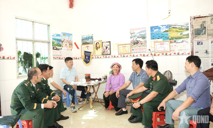 Lãnh đạo xã Sơn Vĩ trò chuyện, động viên gia đình chính sách, bày tỏ lòng biết ơn đối với những cống hiến của người có công với cách mạng.