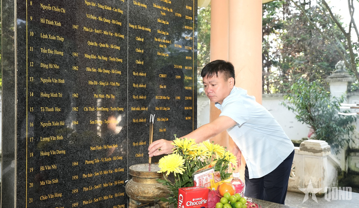 Đồng chí Nguyễn Huy Sắc, Bí thư Đảng ủy, Chủ tịch HĐND xã Sơn Vĩ dâng hương tại Đài tưởng niệm các anh hùng liệt sĩ thôn Lũng Làn.