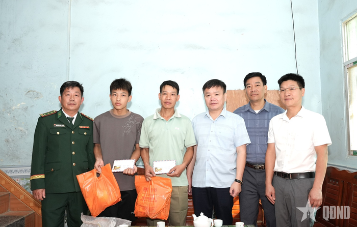 Lãnh đạo xã Sơn Vĩ trao quà tri ân gia đình chính sách nhân kỷ niệm 79 năm Ngày Thương binh - Liệt sĩ.