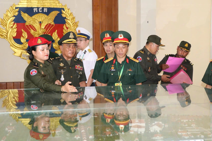 Đoàn sĩ quan trẻ Việt Nam tham quan Nhà truyền thống Binh chủng Đặc công.