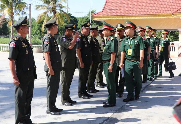 Đoàn sĩ quan trẻ Quân đội nhân dân Việt Nam đến thăm và giao lưu tại Binh chủng Đặc công, Bộ tư lệnh Lục quân Hoàng gia Campuchia.