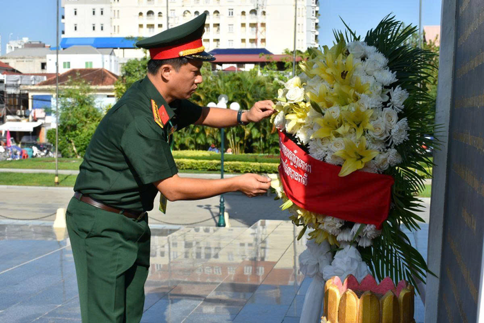 Đoàn sĩ quan trẻ Việt Nam đặt vòng hoa, dâng hương tại Đài hữu nghị Việt Nam - Campuchia, Thủ đô Phnom Penh.