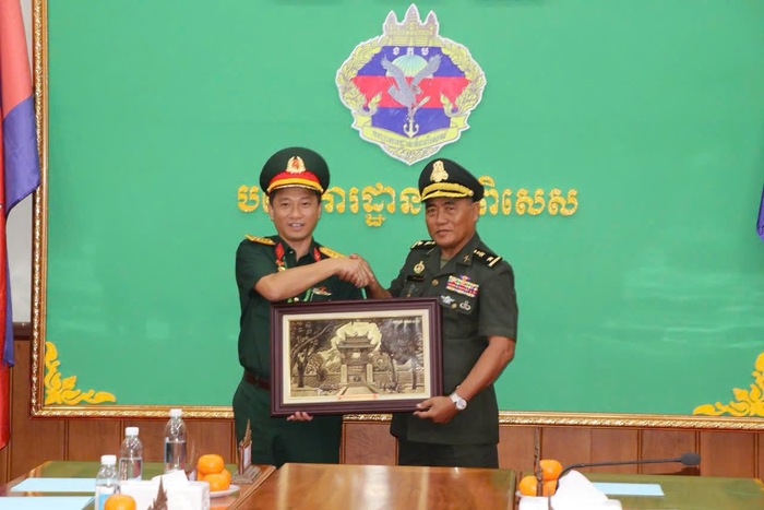 Đại tá Nguyễn Quang Huy tặng quà lưu niệm Thiếu tướng Muon Sameth, Phó tư lệnh Binh chủng Đặc công.