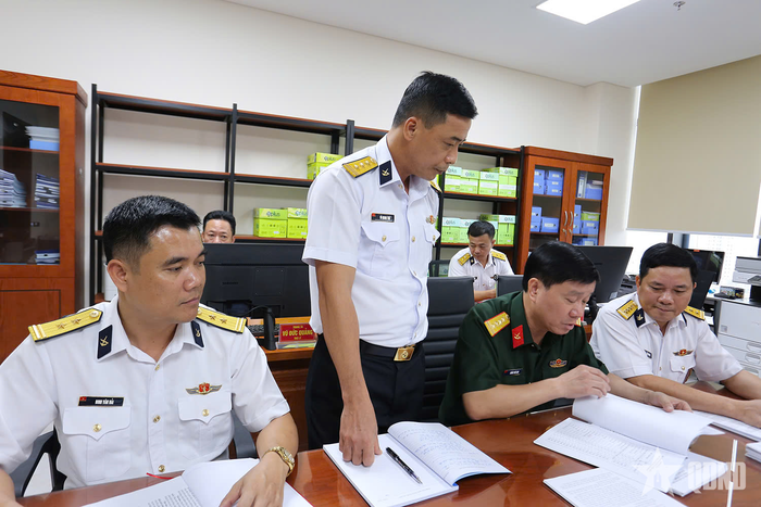 Đại tá Hoàng Thái Son kiểm tra công tác quản lý của ngành Quân nhu Quân chủng Hải quân.