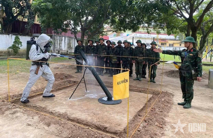 Cán bộ, chiến sĩ Đại đội Tiêu tẩy - Khói 2, Tiểu đoàn Phòng hóa 38 huấn luyện thực hành khí tài tiêu tẩy.