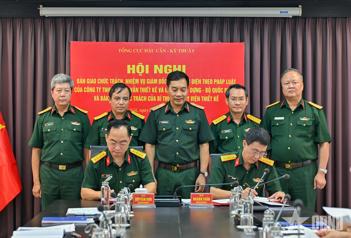 Đại tá Hoàng Tuấn và Đại tá Bùi Văn Sơn ký biên bản bàn giao chức trách, nhiệm vụ.