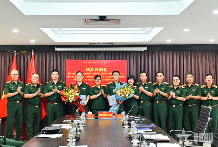 Chỉ huy các cơ quan, đơn vị thuộc Viện Thiết kế chúc mừng Đại tá Hoàng Tuấn và Đại tá Bùi Văn Sơn.