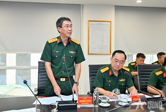 Đại tá Hoàng Tuấn phát biểu tại hội nghị.