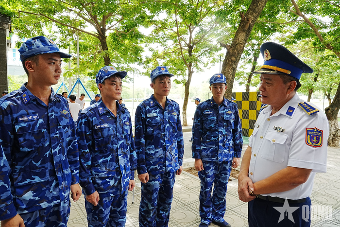 Đại tá Trương Bá Long, Phó tham mưu trưởng Cảnh sát biển Việt Nam thăm, động viên Đoàn hội thao trong giờ giải lao tại thao trường.