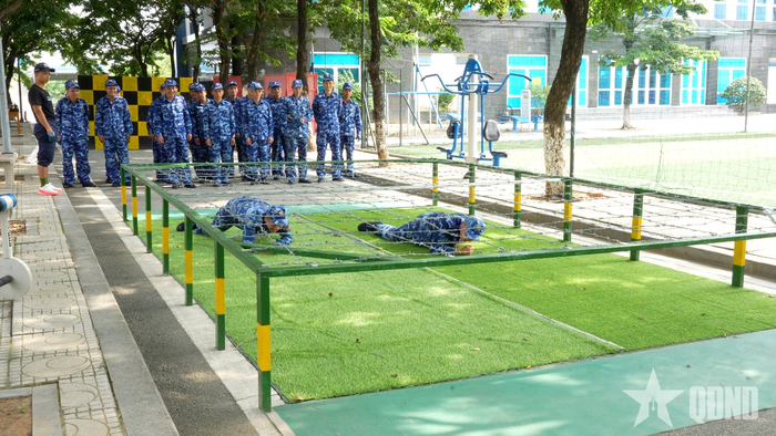 Luyện tập vượt chướng ngại vật ứng phó khắc phục sự cố phóng xạ, môi trường.