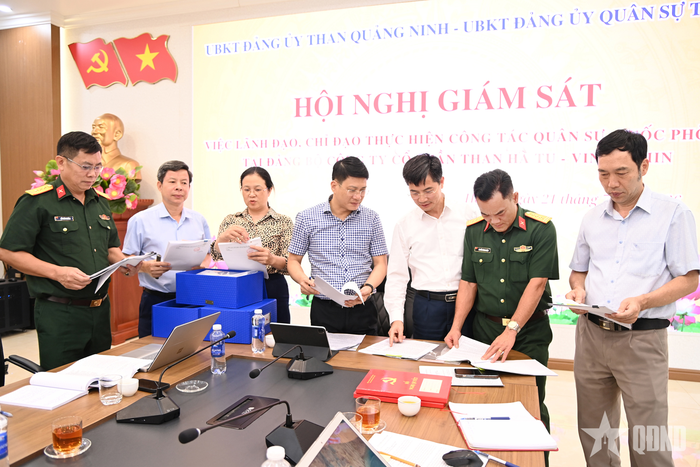 Đoàn giám sát kiểm tra hệ thống sổ sách, văn kiện về công tác quân sự, quốc phòng tại Đảng ủy Công ty Cổ phần Than Hà Tu - Vinacomin.