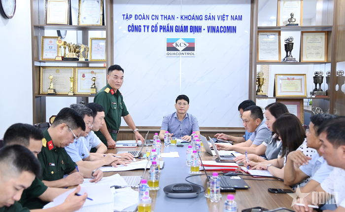 Đại tá Nguyễn Đình Khiêm, Phó trưởng đoàn giám sát, phát biểu tại hội nghị giám sát đối với Đảng ủy Công ty Cổ phần Giám định - Vinacomin.