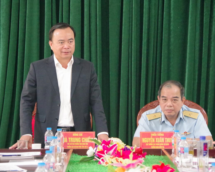 Đồng chí Hà Trung Chiến, Phó chủ tịch Thường trực UBND tỉnh, Trưởng ban chỉ đạo Phòng không nhân dân tỉnh Sơn La phát biểu tại buổi kiểm tra.