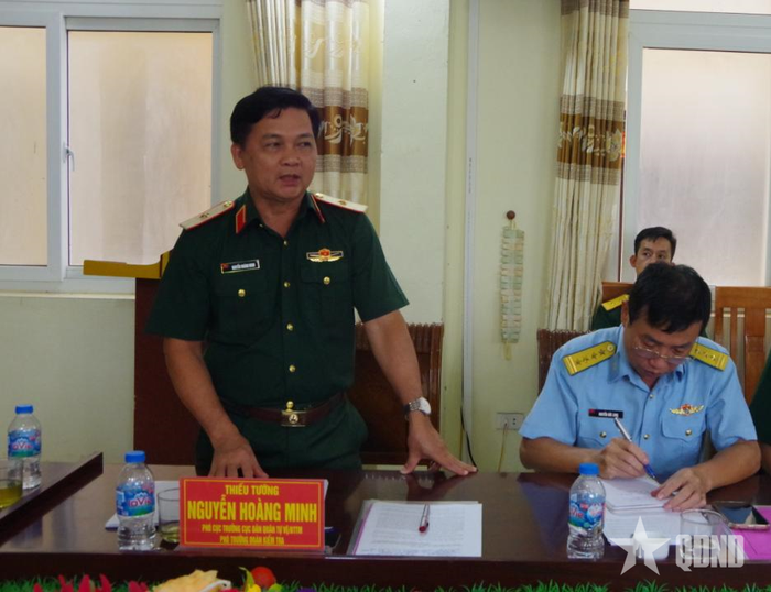 Thiếu tướng Nguyễn Hoàng Minh, Phó cục trưởng Cục Dân quân tự vệ phát biểu tại buổi kiểm tra.