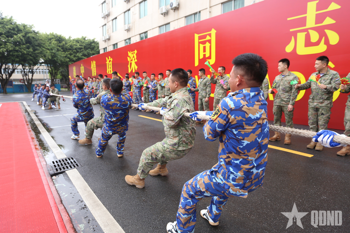 Sĩ quan, thủy thủ Hải quân hai nước cùng nhau thi kéo co.