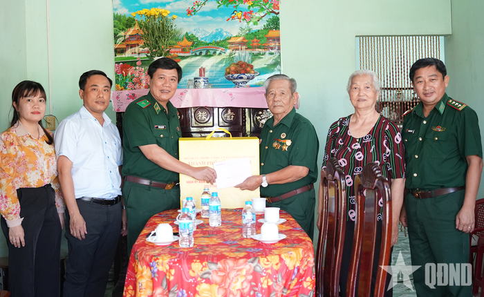 Thiếu tướng Trần Thanh Đức thăm, tặng quà gia đình bà Trương Thị Rộng tại xã An Nhơn Tây.