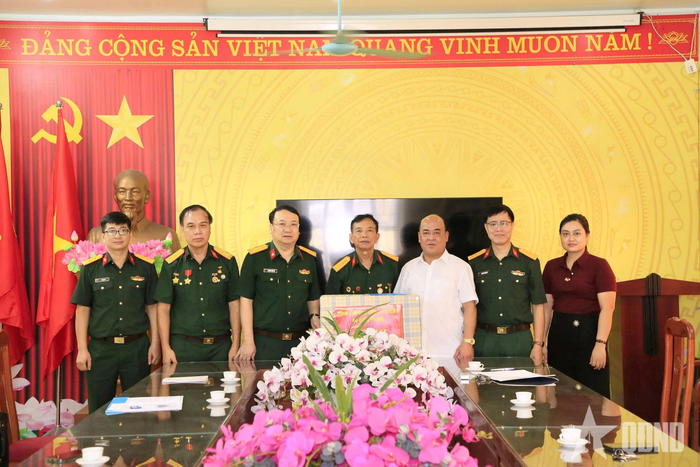 Đoàn công tác Tổng cục HC-KT tặng quà tri ân các thương, bệnh binh và người có công tại tỉnh Hưng Yên và Ninh Bình.