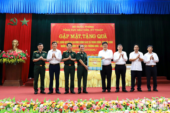 Thiếu tướng Nguyễn Đình Chiêu trao quà của Tổng cục HC-KT tặng cấp ủy, chính quyền xã Trung Chính.