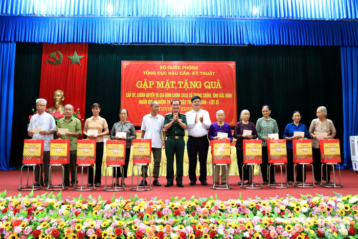 Thiếu tướng Nguyễn Đình Chiêu trao quà của Tổng cục HC-KT tặng gia đình chính sách, hộ nghèo.
