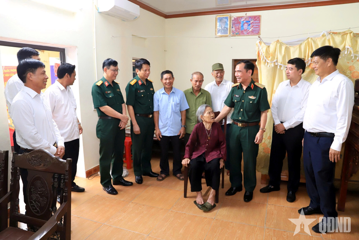 Lãnh đạo Tổng cục HC-KT và cấp ủy, chính quyền địa phương cùng các đại biểu thăm nhà mới của gia đình bà Ngô Thị Thố.