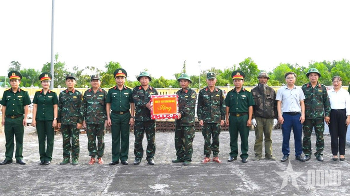 Đoàn công tác đến thăm, động viên, tặng quà các lực lượng làm nhiệm vụ trong “Chiến dịch 500 ngày đêm đẩy mạnh thực hiện tìm kiếm, quy tập và xác định danh tính hài cốt liệt sĩ” trên địa bàn tỉnh Quảng Ngãi.