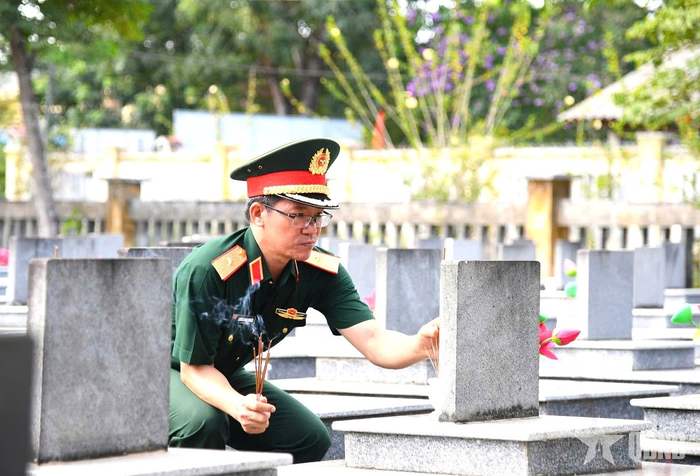 Thiếu tướng Lương Đình Chung thắp hương tưởng nhớ các liệt sĩ tại Nghĩa trang Liệt sĩ xã Tịnh Trà.