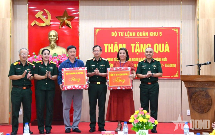 Đoàn công tác thăm, tặng quà Trung tâm Điều dưỡng người có công tỉnh Quảng Ngãi.