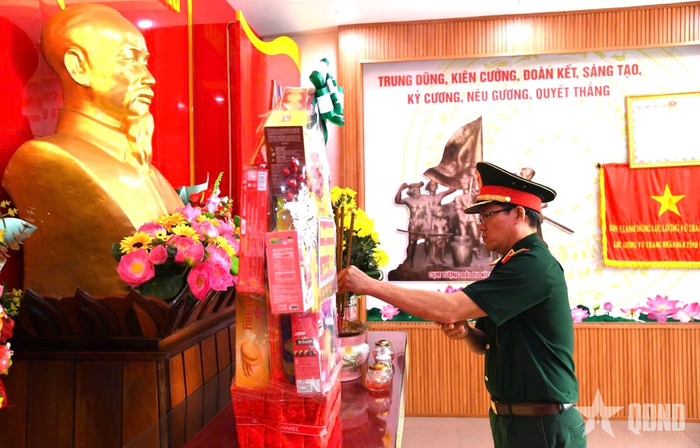 Thiếu tướng Lương Đình Chung, Bí thư Đảng ủy, Chính ủy Quân khu 5 dâng hương tại Nhà truyền thống LLVT tỉnh Quảng Ngãi.
